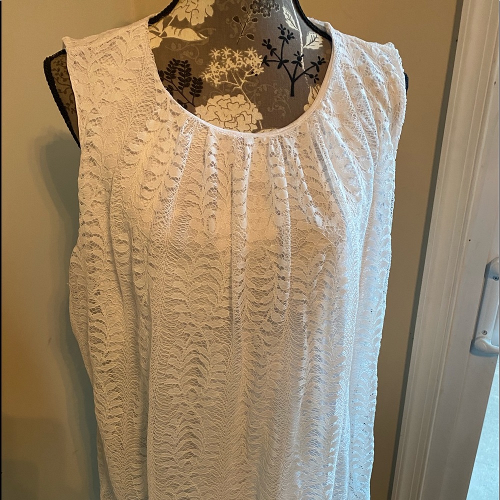 Lace sleeveless Liz Claiborne shell